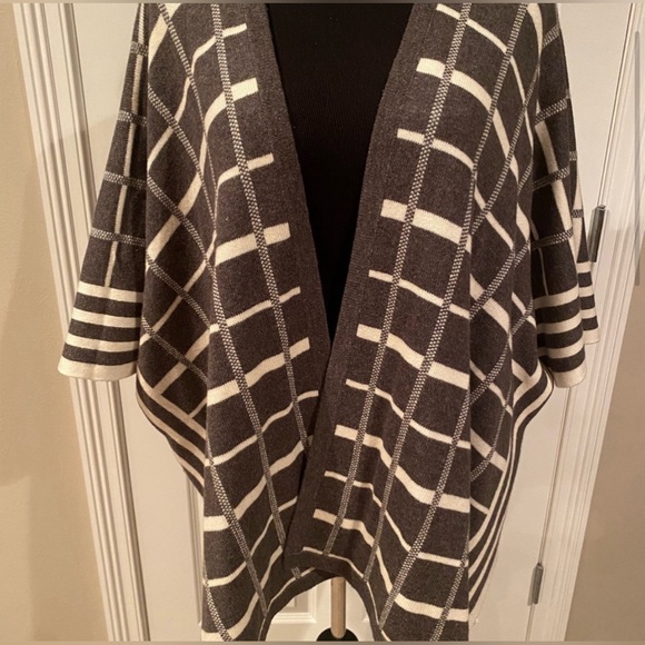 Cabi Grid Print Tower Wrap - Picture 2 of 6